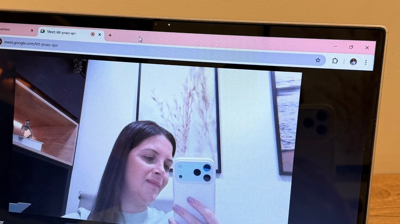 Sessão de psicoterapia online por videochamada em um notebook