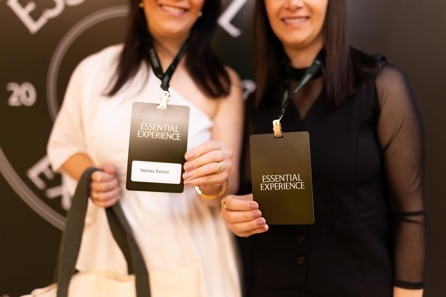 Heloisa e Helena Santos em evento de formação, segurando seus crachás de participantes